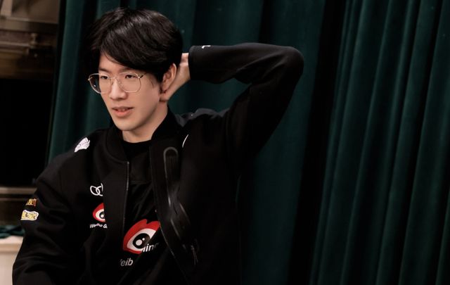 Kanavi 的肥胖Fuyego在中期失误，最终做出了贡献。 Anyone's Legend 冲动地发起了一场团战，被 Top Esports 扳平了比分。